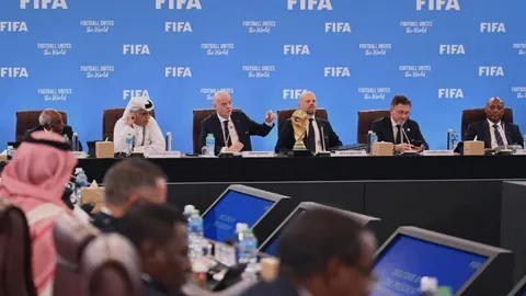 拜仁2-3逆袭胜圣保利，凯恩助攻萨内连进两球终止连败